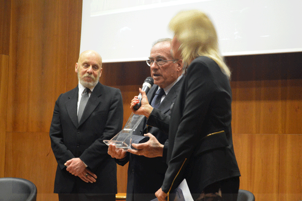 Franco Ruta, amministratore dell'Antica Dolceria Bonajuto, con il terzo premio assoluto, consegnatoli da Stefano Russo, tesoriere dell'Osservatorio